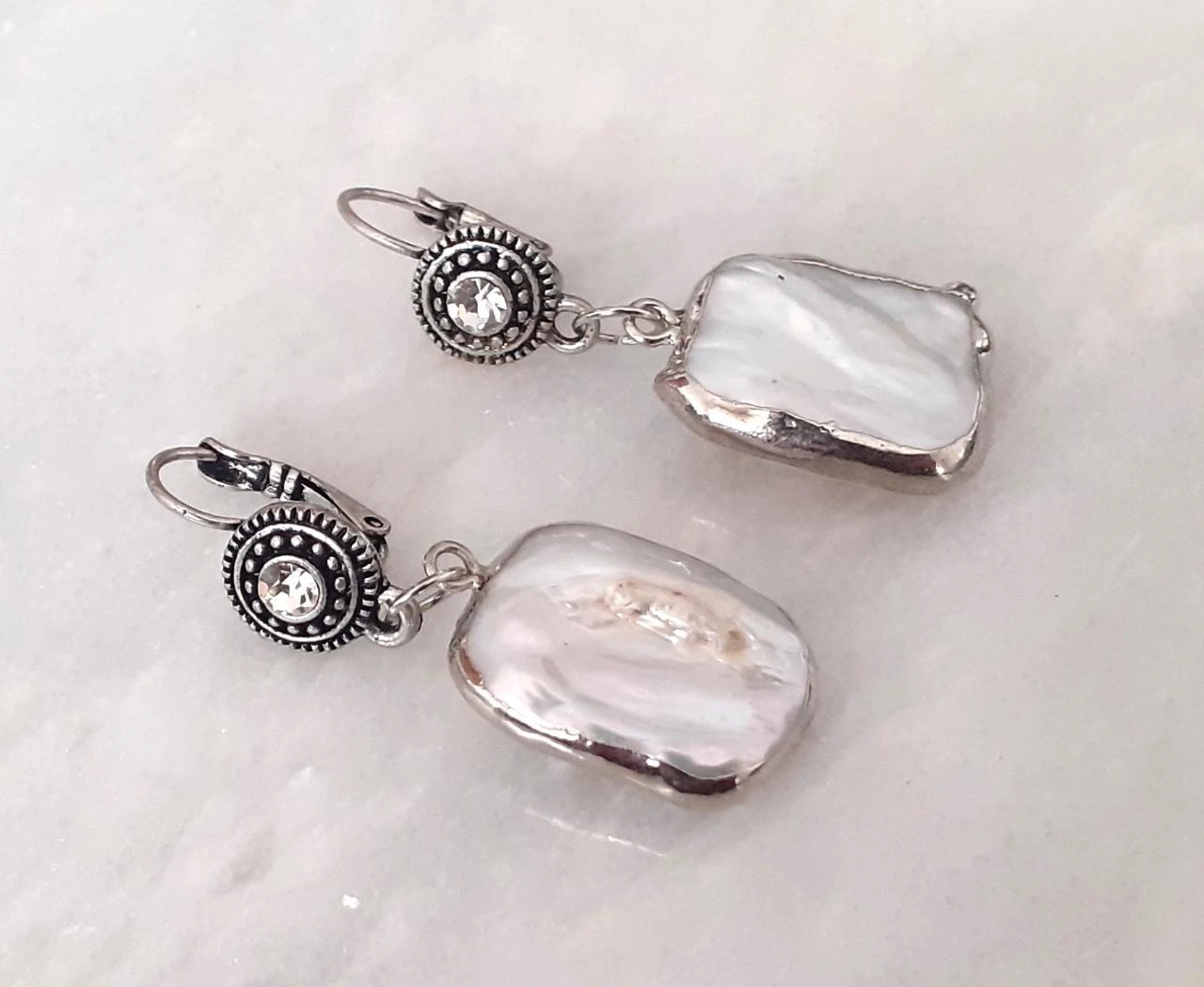 pendientes colgantes plateados con strass y perla de agua dulce – photo 2